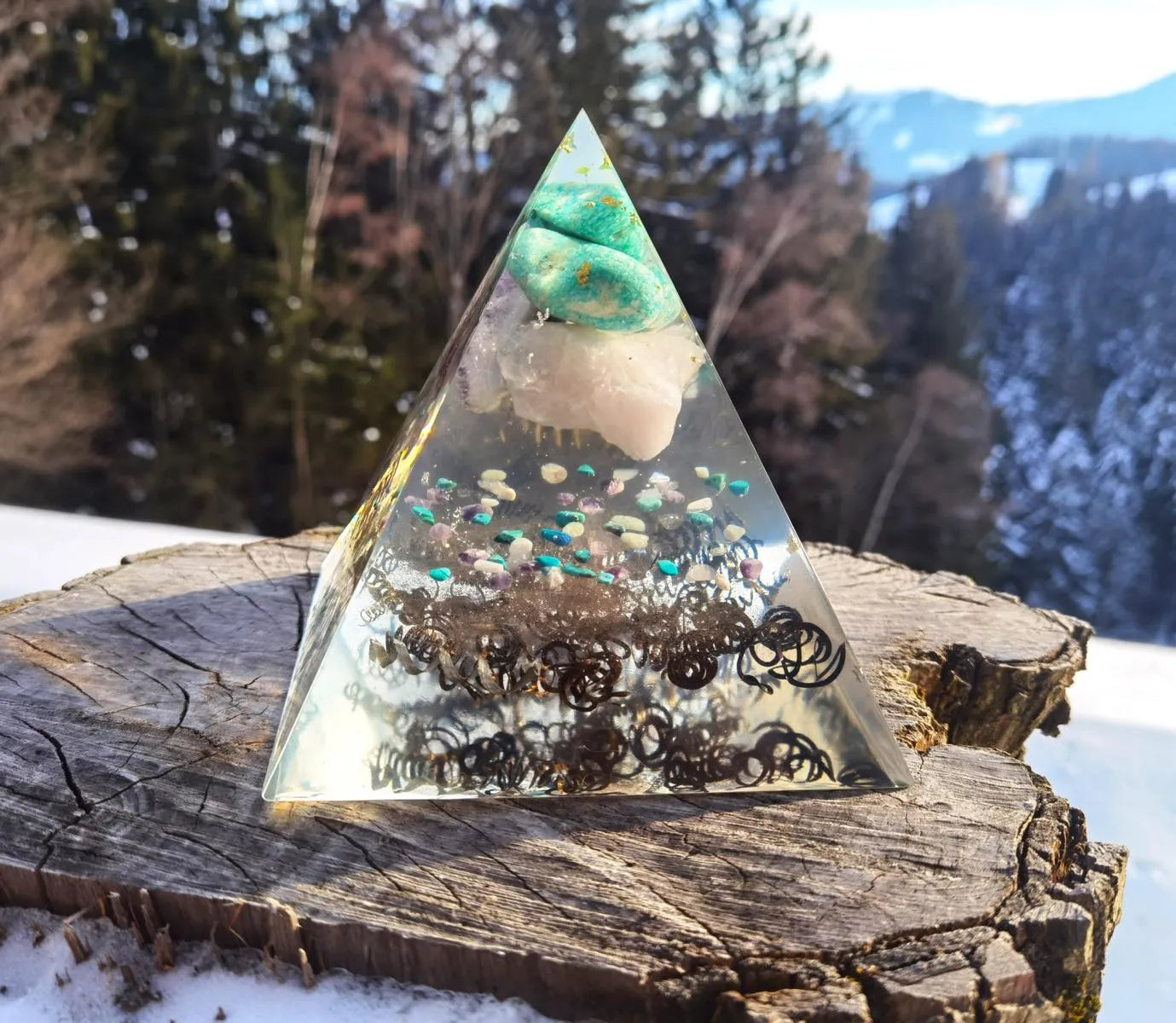 Detailansicht der Orgon-Pyramide mit goldenen Spiralen und Edelsteinen.