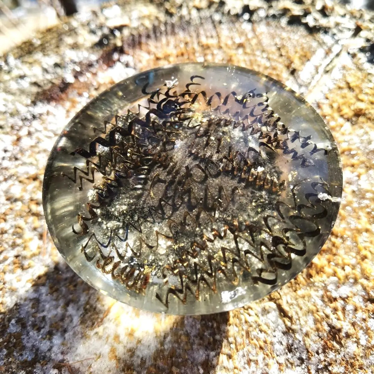 Lebensenergie-Orgon-Sphäre: Kombination aus Pyrit, Rosenquarz und Bergkristall für Meditation und energetische Balance.