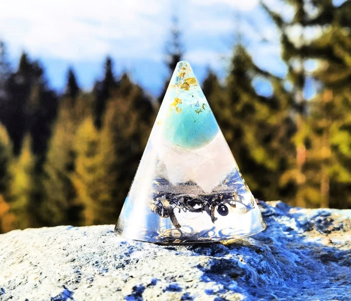Aquamarin Orgonit-Kegel für Selbstausdruck, emotionale Heilung und energetische Balance.