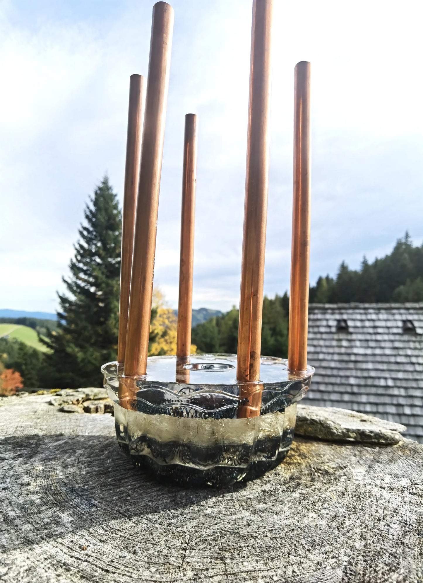 Orgon-Sphären-Harmonisierer mit Kupferröhren für Garten und Balkon zur Energieharmonisierung.