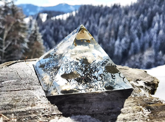 Kristallfeuerwerk Orgon-Pyramide mit Opal, Pyrit & Rosenquarz in einer natürlichen Umgebung am See – ideal für kreative Entfaltung und Transformation.