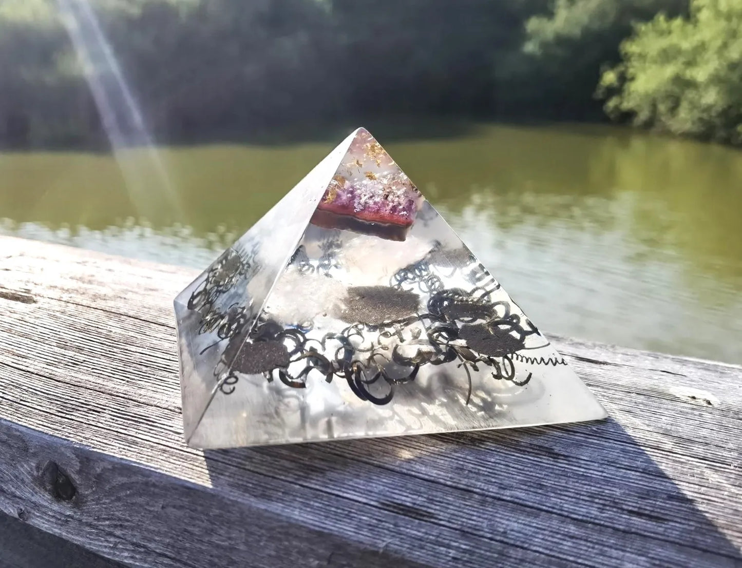 Kristalltraum Orgon-Pyramide mit Amethyst & Rosenquarz in einer natürlichen Umgebung am See – ideal für Harmonie und Transformation.