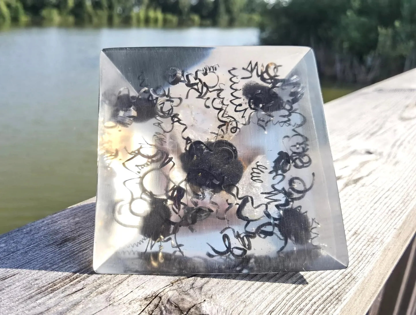 Handgefertigte Kristalltraum Orgon-Pyramide mit Amethyst & Bergkristall für spirituelle Entwicklung und positive Energiearbeit in einer friedvollen Landschaft.