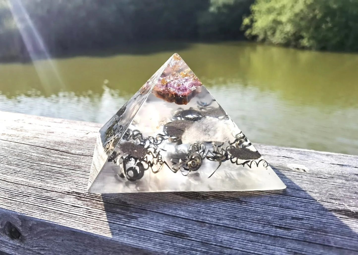 Kristalltraum Orgon-Pyramide mit Amethyst & Rosenquarz als kraftvolles Kunstwerk für Meditation und kreative Inspiration.