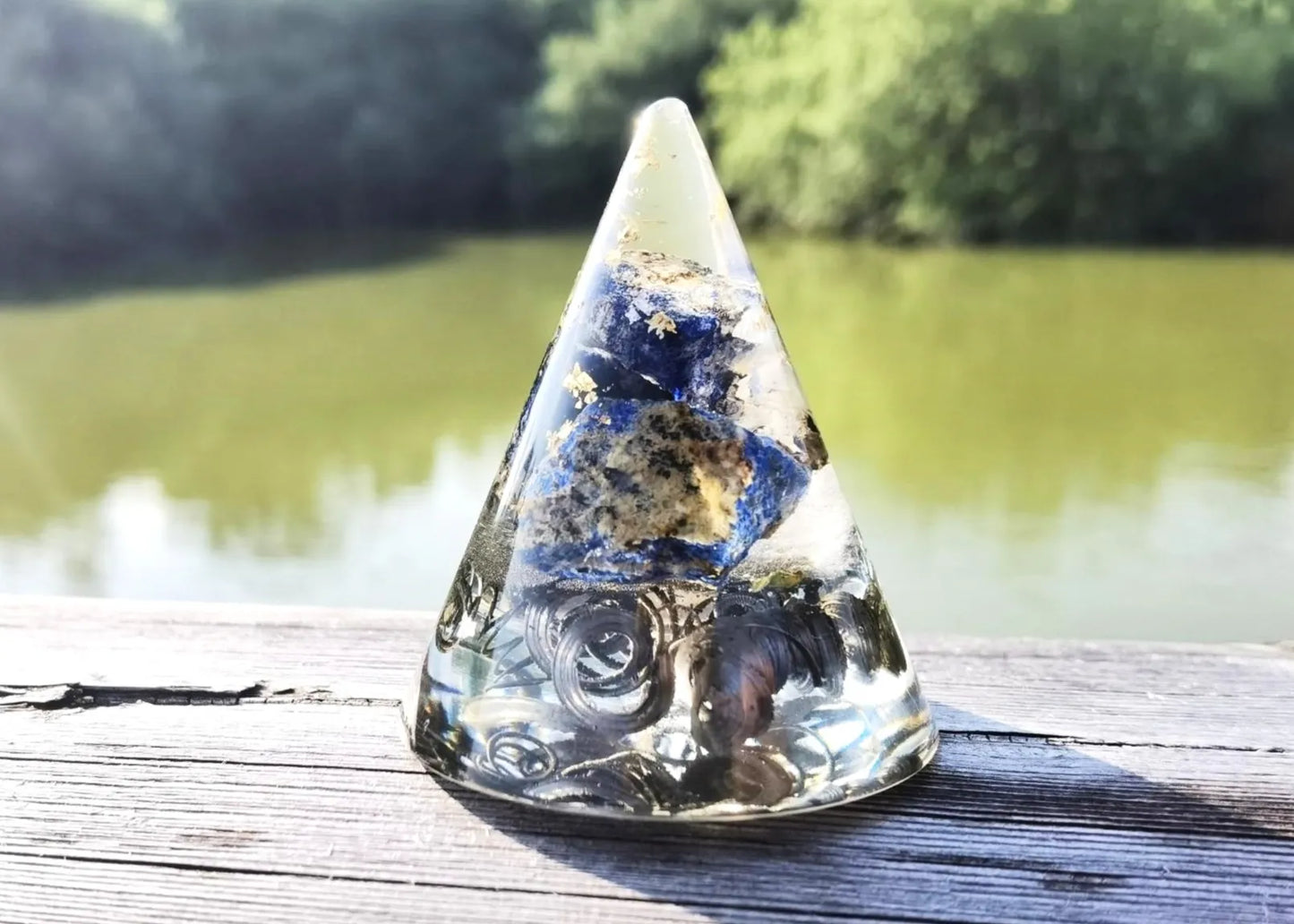 Detailaufnahme des handgemachten Lapislazuli Orgon-Kegels mit goldenen Akzenten und spiralförmigen Elementen.