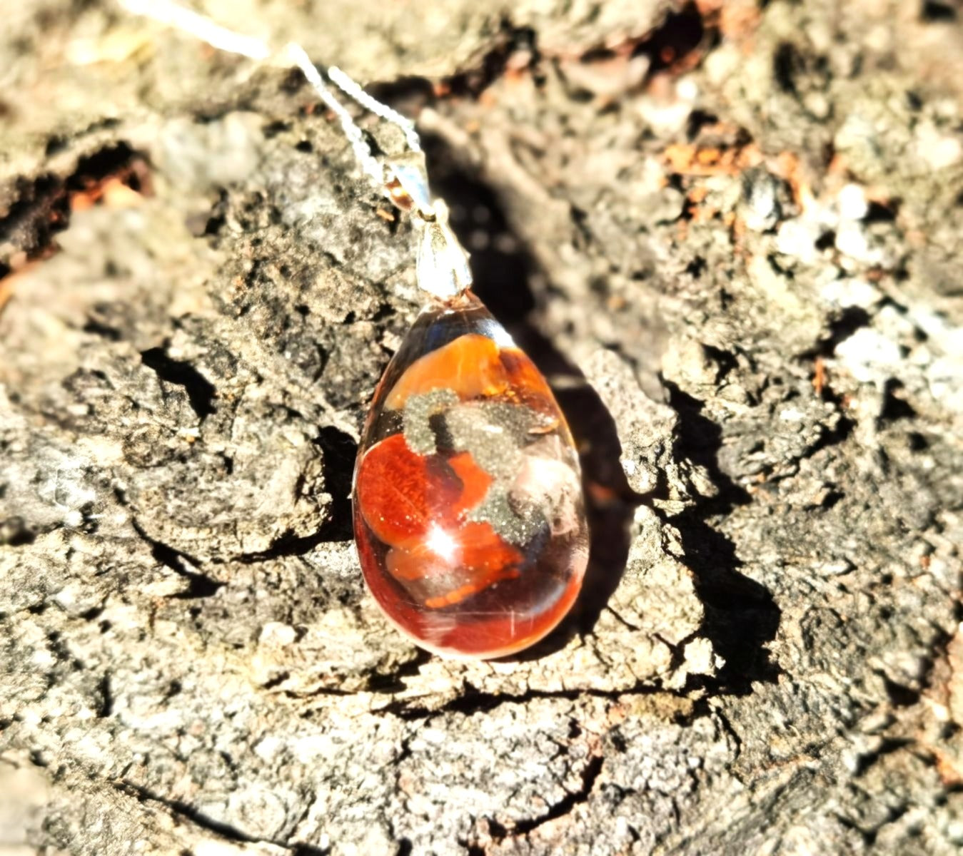 Orgonit-Schmuckstück Mystische Sonnenblüte mit 24k Gold und Edelsteinen – ideal für spirituelle Balance und Schutz.