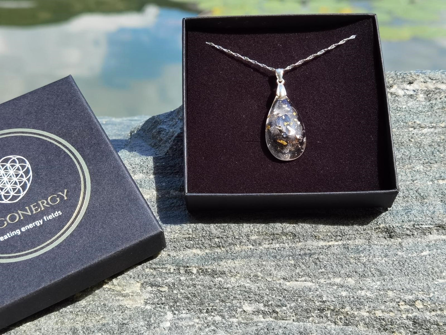 Handgefertigter Orgonit-Anhänger mit Edelschungit, Rosenquarz und Bergkristall – ideal für spirituelle Balance und Meditation.