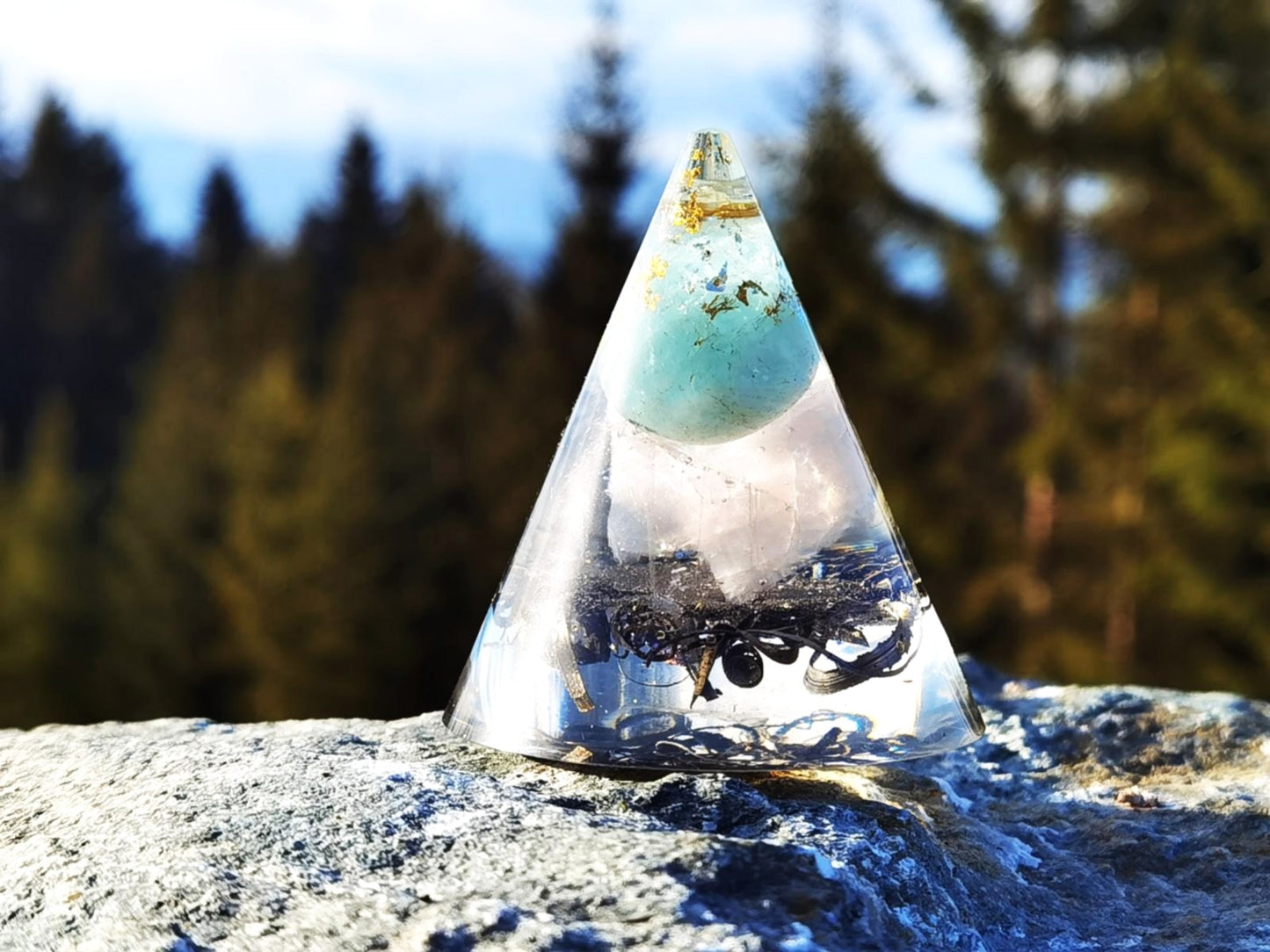 Orgon-Kegel aus Aquamarin, Rosenquarz und Bergkristall – ideal für das Halschakra und spirituelle Harmonie.