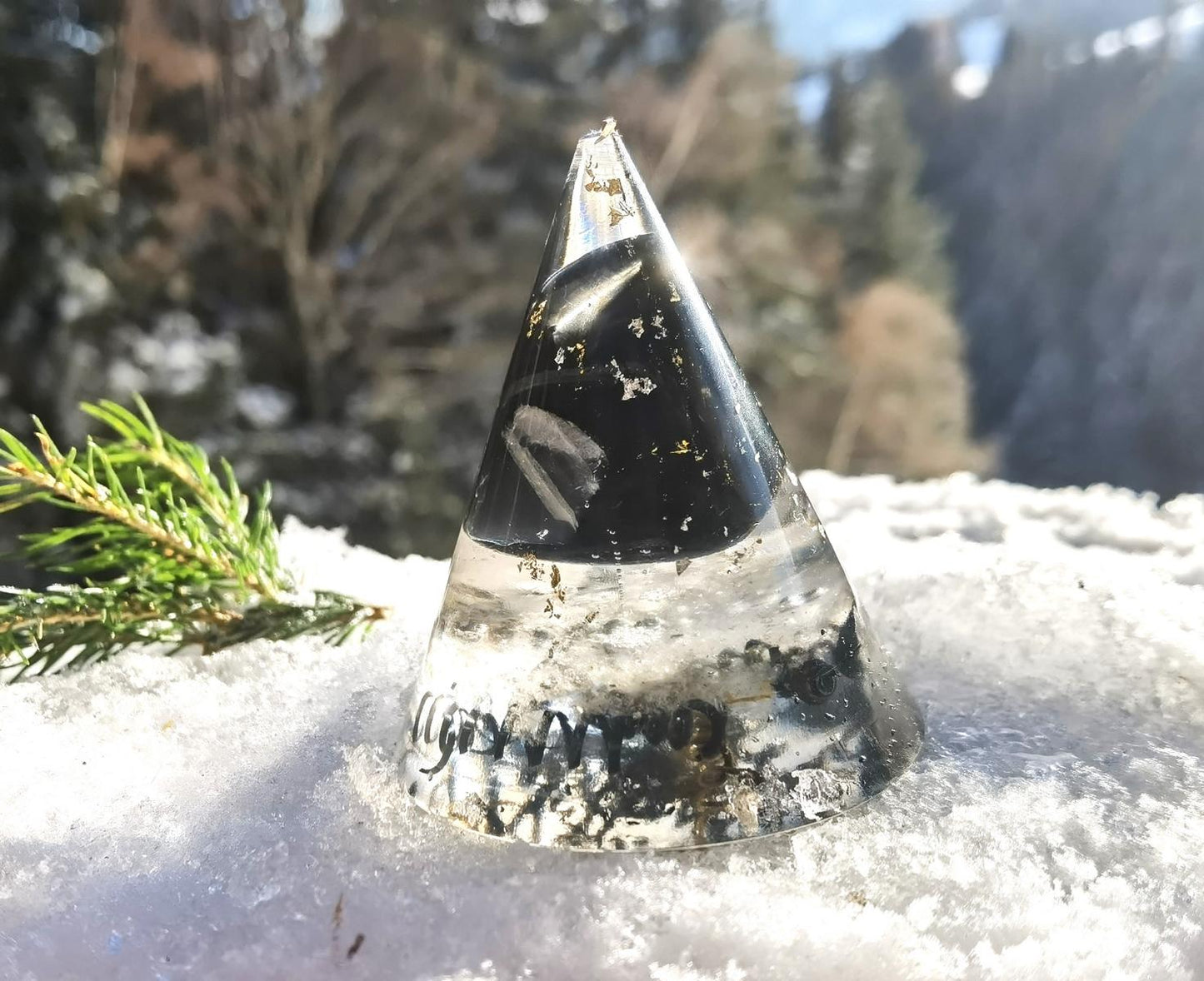 Schwarzschimmer Orgonit-Kegel: Kombination aus Gagat, Rosenquarz und Bergkristall für spirituelle Harmonie.