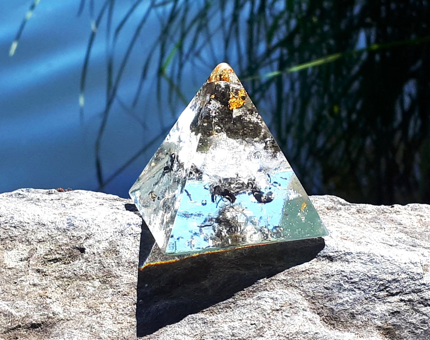 Orgonit-Pyramide Pyrit – Glanz des Universums mit Bergkristall als kraftvolles Kunstwerk für Meditation und positive Energiearbeit.