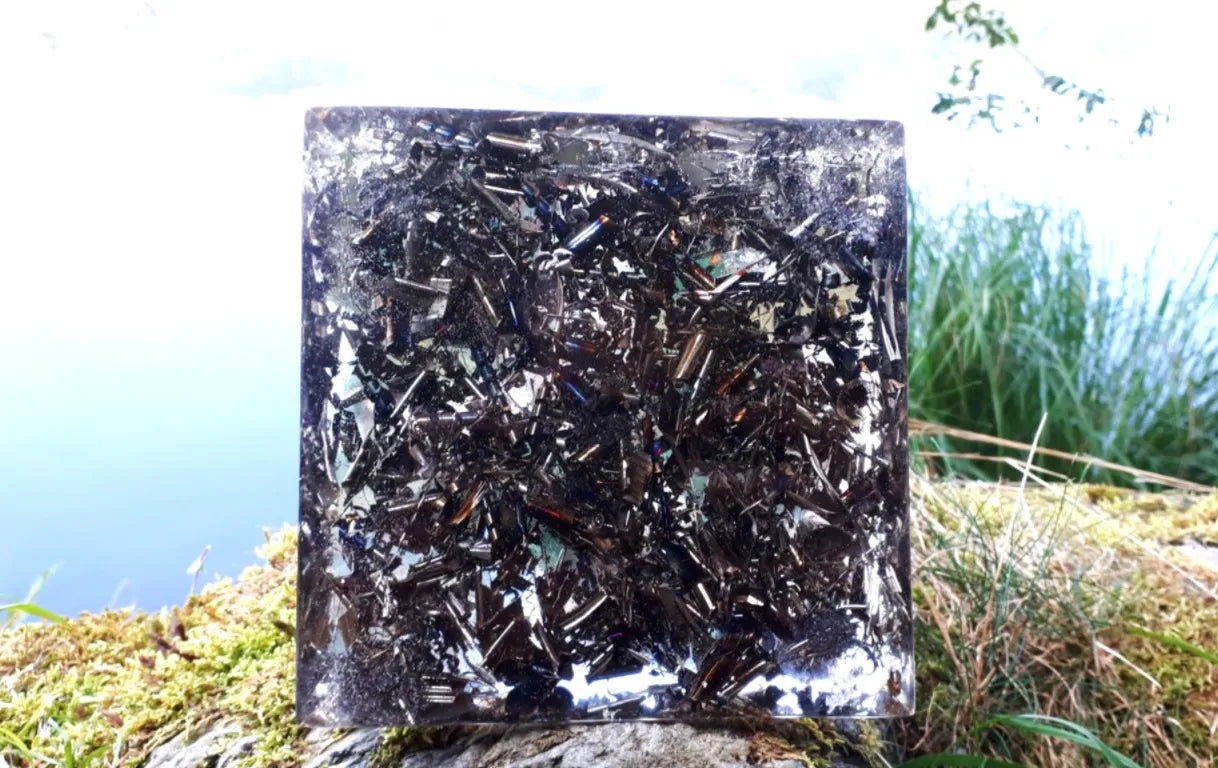 Orgonit-Pyramide – Seelenharmonie mit Azurit und Malachit, fotografiert in einer natürlichen Umgebung am See, ideal für Erdung und Harmonie.