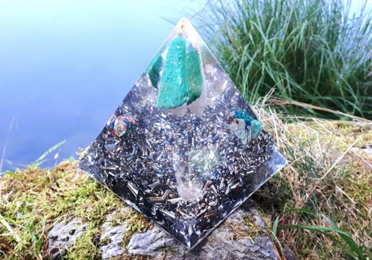 Handgefertigte Orgonit-Pyramide – Seelenharmonie mit Bergkristall und Amazonit, symbolisiert Klarheit und Schutz vor Elektrosmog.