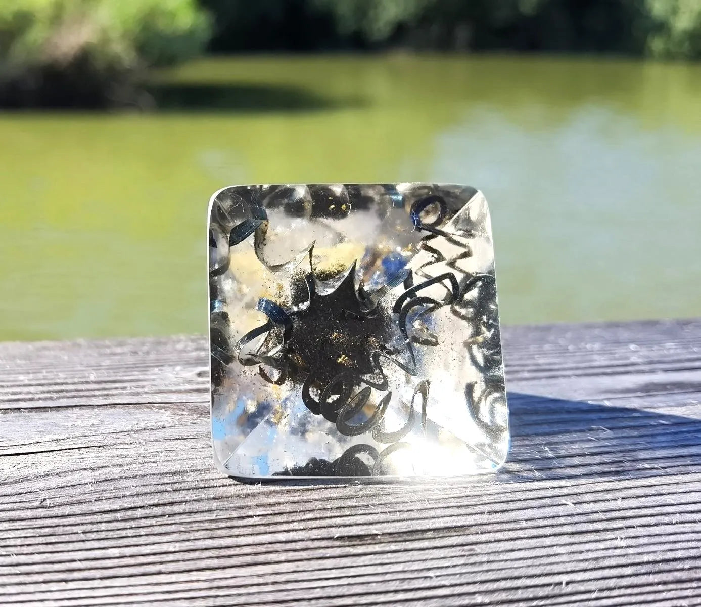 Handgefertigte Sternentor-Lapislazuli Orgon-Pyramide mit Bergkristall für Meditation und positive Energiearbeit in einer friedvollen Landschaft.