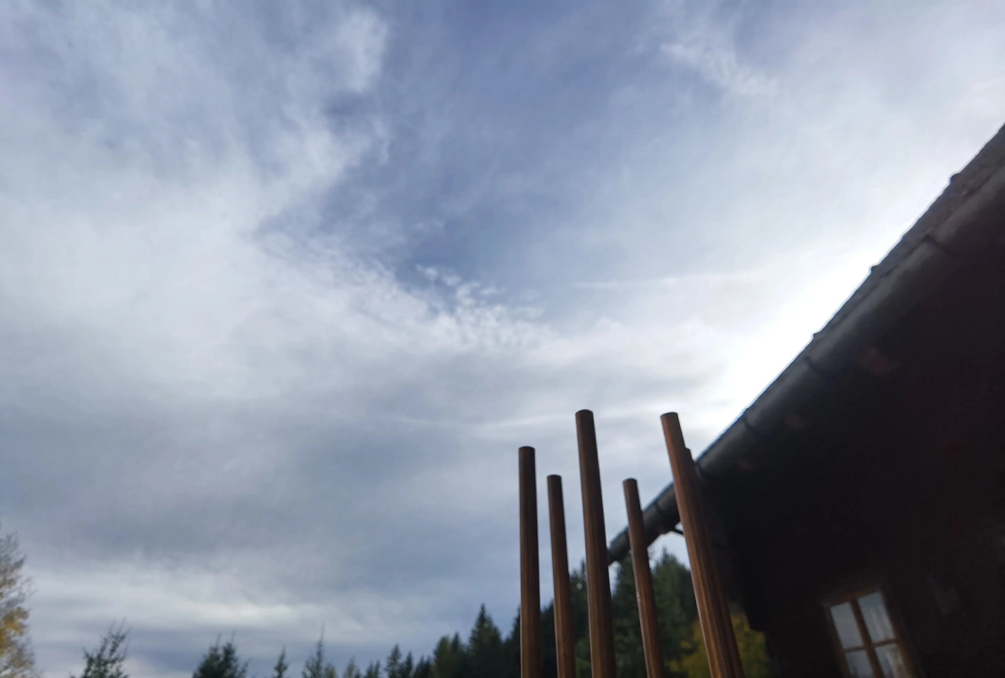 Wetterharmonisierer aus Orgonit mit kraftvollen Materialien wie Bergkristall und Rosenquarz