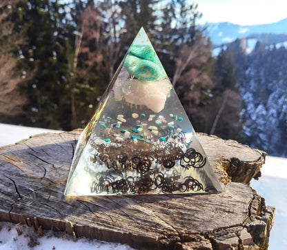 Detailansicht der Orgon-Pyramide mit goldenen Spiralen und Edelsteinen.