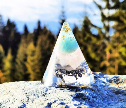 Aquamarin Orgonit-Kegel für Selbstausdruck, emotionale Heilung und energetische Balance.