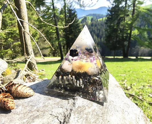 Vorderansicht der Aura-Vita Orgon Energiepyramide mit kunstvoller Gestaltung und kraftvollen Heilsteinen.