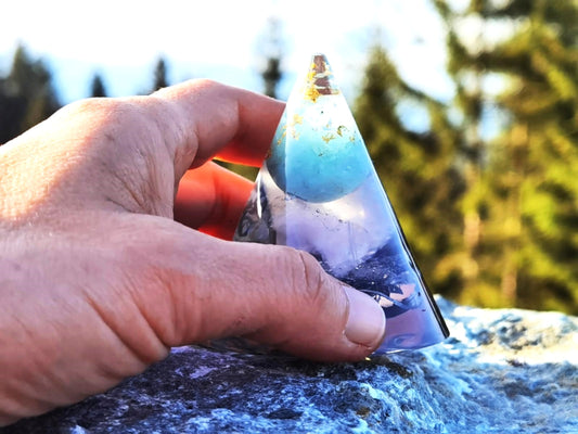 Handgefertigter Aquamarin Orgonit-Kegel für innere Stärke und Halschakra-Balance