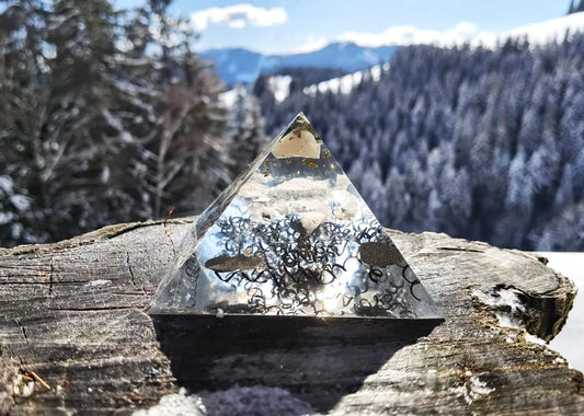 Kristallfeuerwerk Orgon-Pyramide mit Opal, Pyrit & Rosenquarz als kraftvolles Kunstwerk für Meditation und kreative Inspiration.