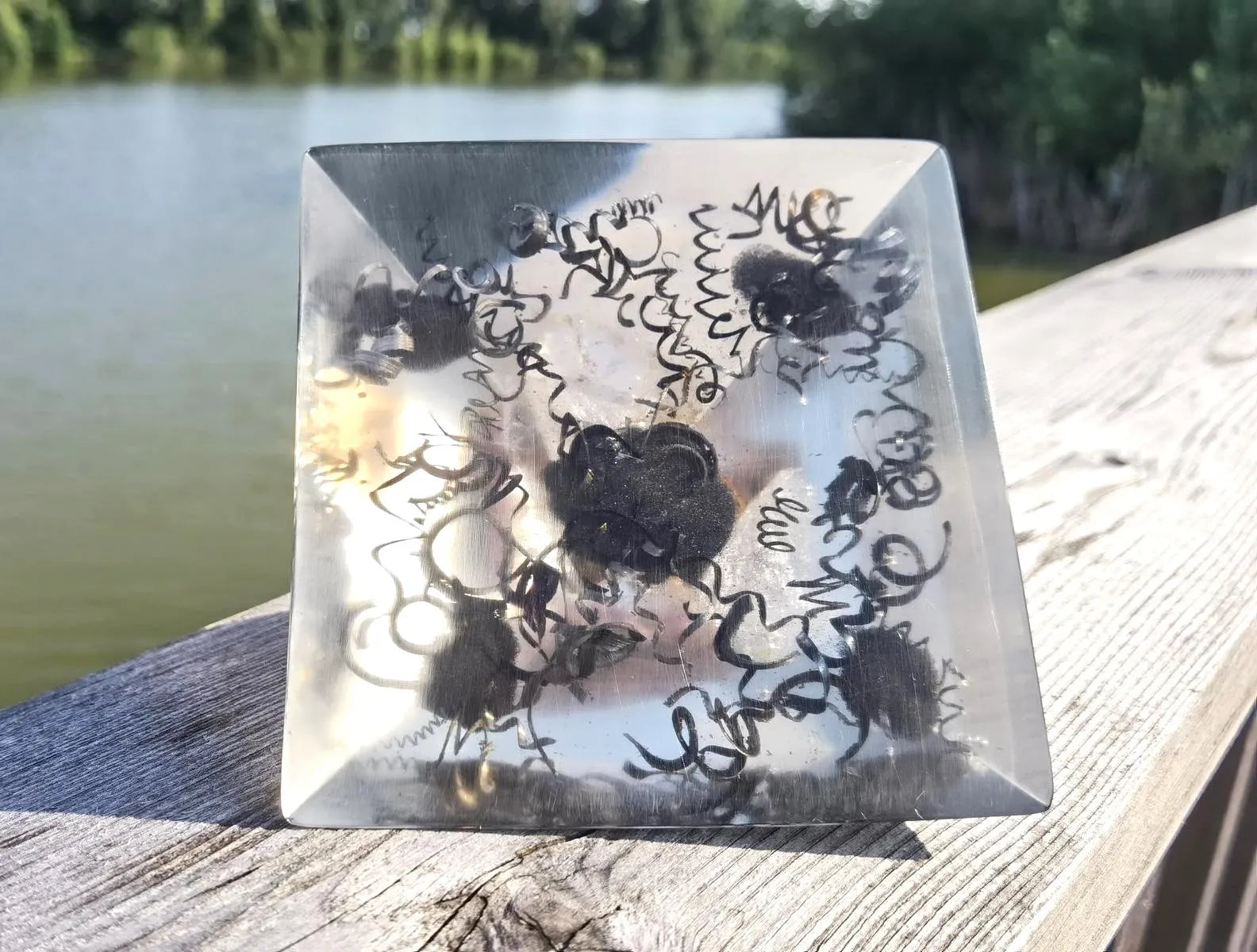 Handgefertigte Kristalltraum Orgon-Pyramide mit Amethyst & Bergkristall für spirituelle Entwicklung und positive Energiearbeit in einer friedvollen Landschaft.