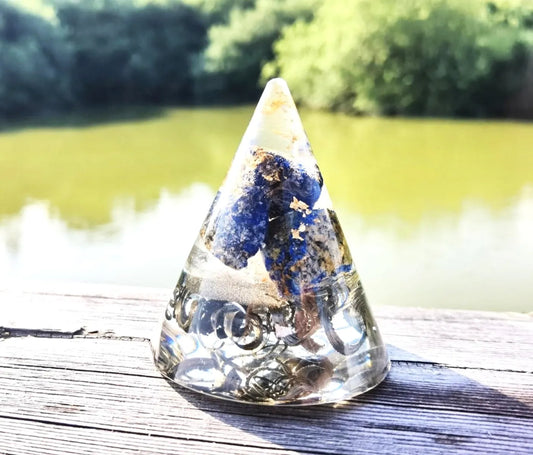 Lapislazuli & Rosenquarz Orgon-Kegel auf Holz vor einem See, ideal für Meditation und Energieausgleich