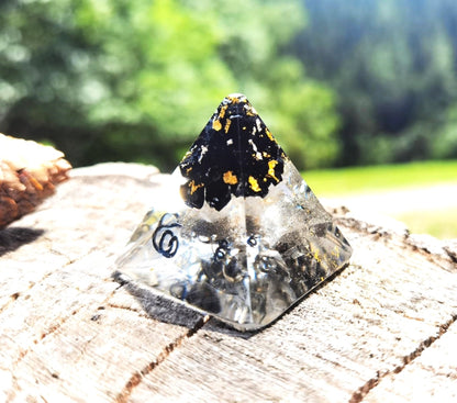 Seitenansicht der handgefertigten Orgon Pyramide Kosmische Harmonie für Schutz und spirituelles Wachstum.