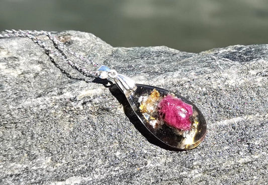 Handgefertigter Orgon-Schmuck mit Rubin, Rosenquarz und Bergkristall – ideal für Leidenschaft und emotionale Balance.