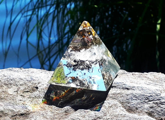 Orgonit-Pyramide Pyrit – Glanz des Universums mit Rosenquarz & Bergkristall, ideal für Transformation und Harmonie in einer natürlichen Umgebung.