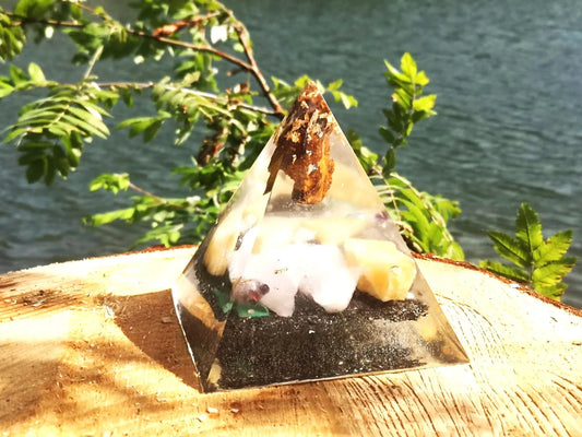 Seelenlicht Orgonit-Pyramide mit Opal, Calcit & Amazonit als kraftvolles Kunstwerk für Meditation und positive Energiearbeit.