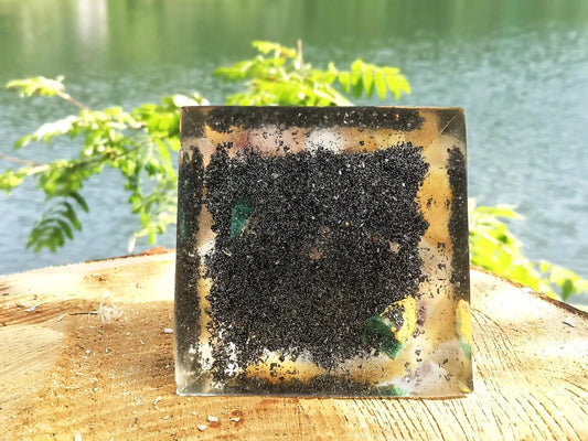 Handgefertigte Seelenlicht Orgonit-Pyramide mit Opal & Rosenquarz für emotionale Balance und spirituelle Entwicklung in einer friedvollen Landschaft.