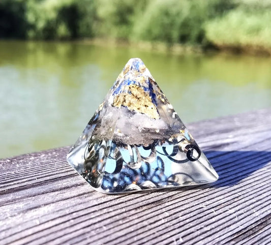 Sternentor-Lapislazuli Orgon-Pyramide mit Rosenquarz & Bergkristall, ideal für spirituelle Klarheit und Schutz, fotografiert in einer natürlichen Umgebung.