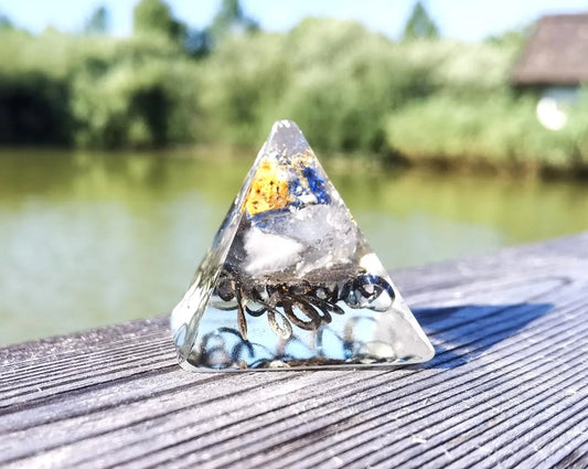 Sternentor-Lapislazuli Orgon-Pyramide mit Rosenquarz & Bergkristall als kraftvolles Kunstwerk für Harmonie und spirituelles Wachstum.